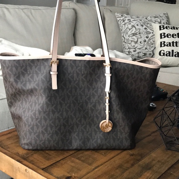 Micheal Kors purse - Picture 1 of 5